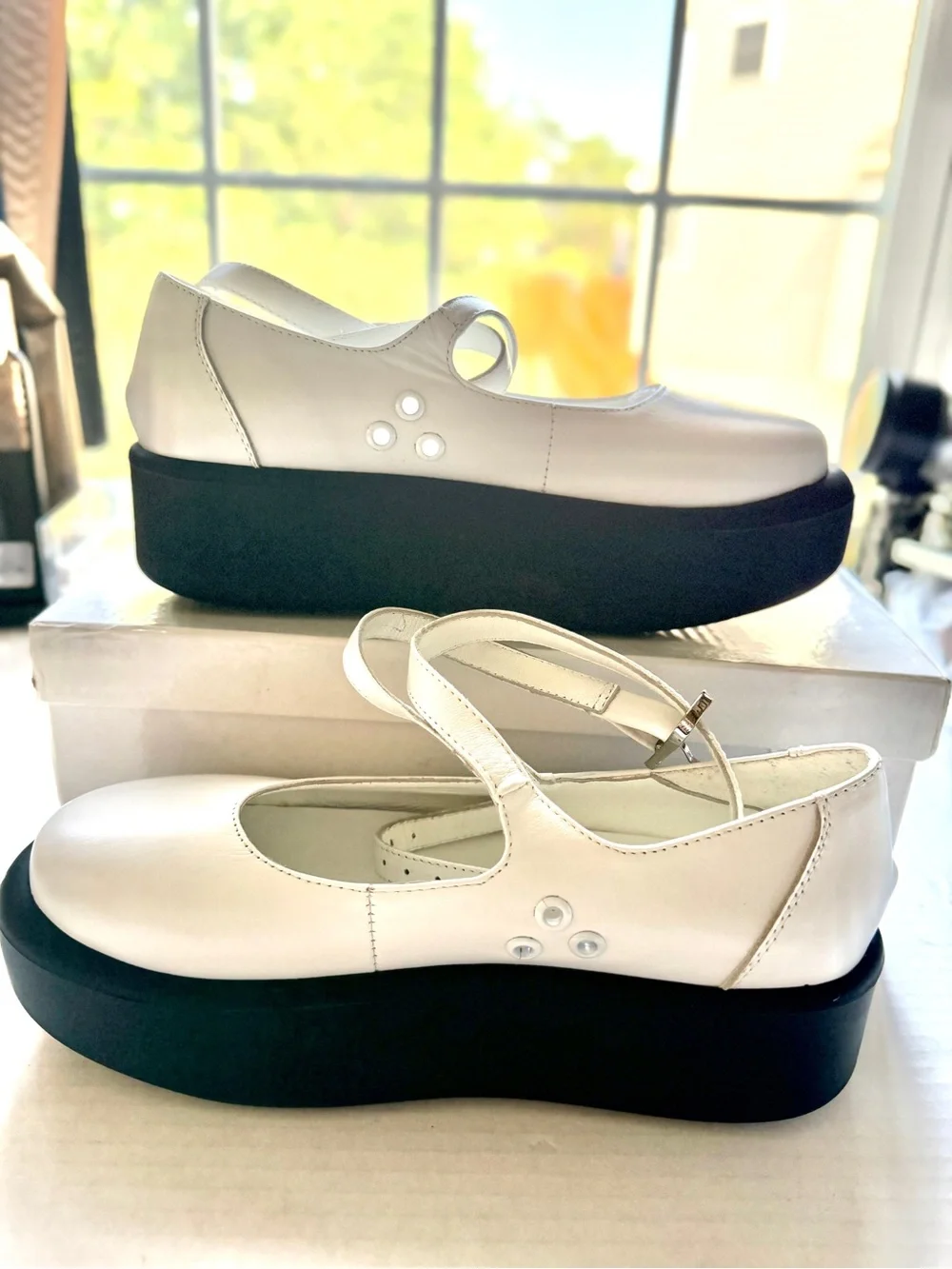 White Leather Mary Jane Platform Shoes w/Eyelet Design & Classic Strap 7.5 (38)